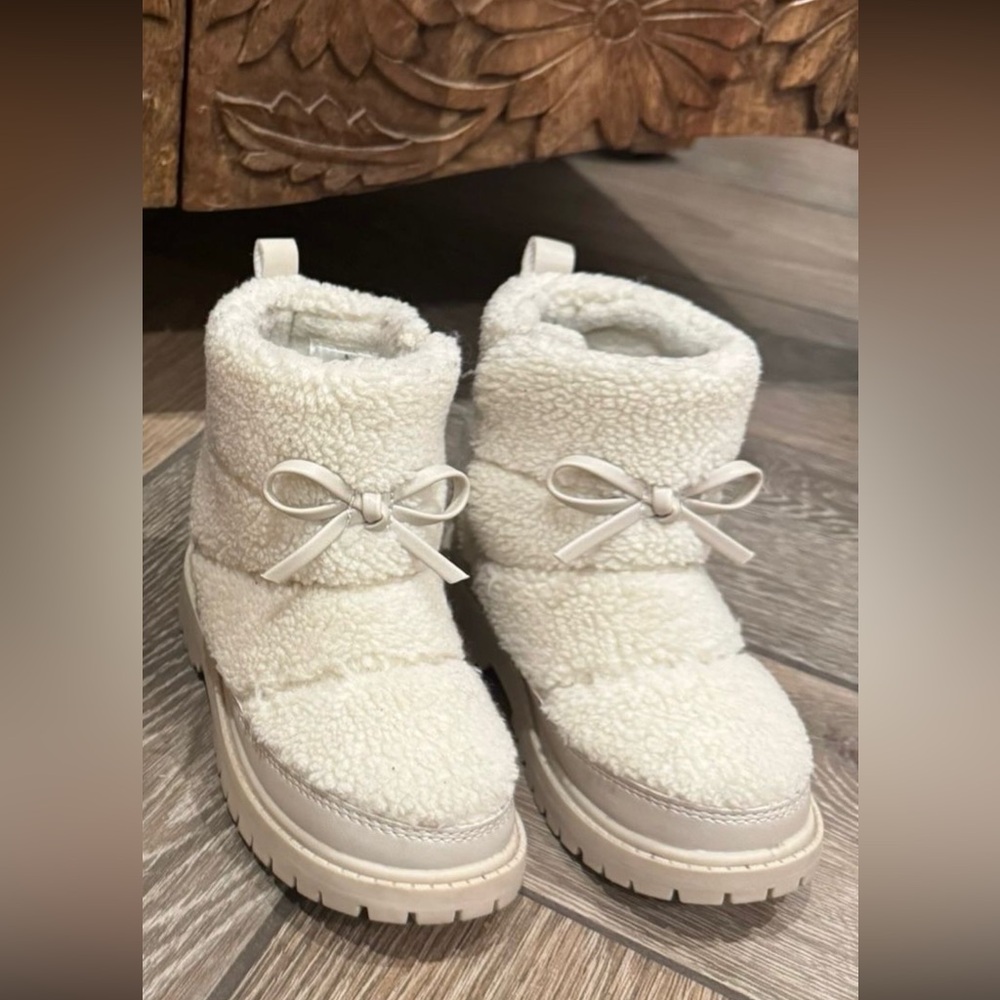 Old Navy White Sherpa Boots with Bow